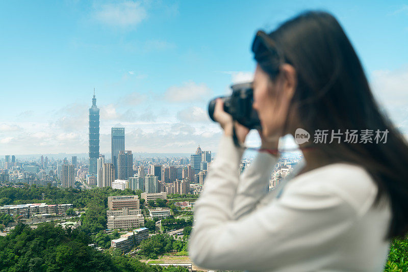 一位女士在繁忙的台北拍照