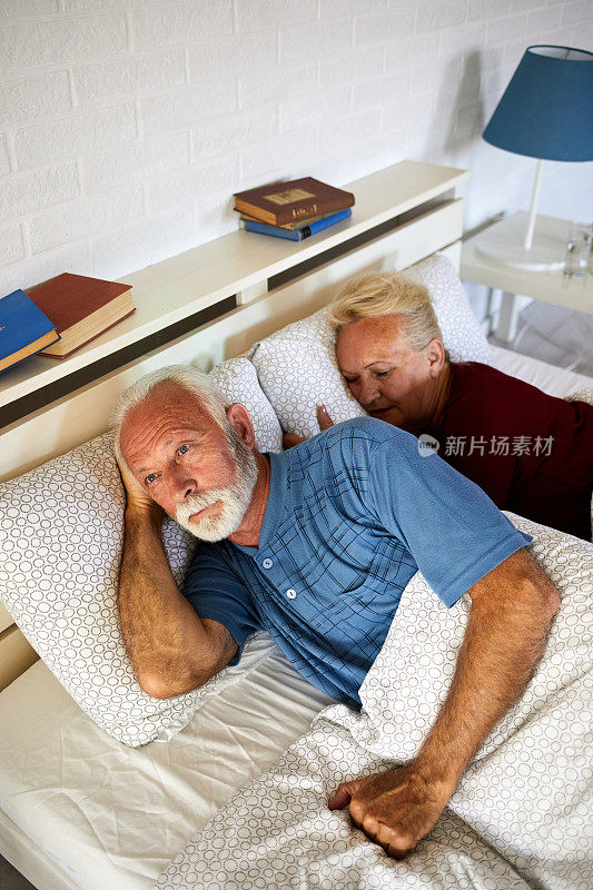 老人晚上躺在床上饱受失眠之苦