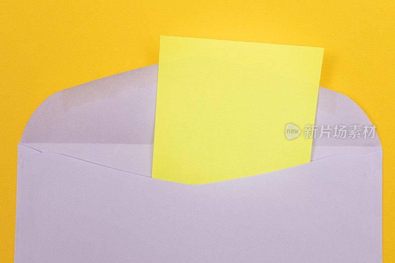 紫色信封，内附黄色空白纸