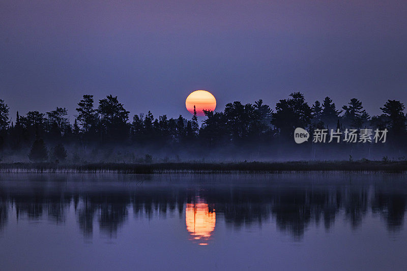 泥灰湖朦胧的日出