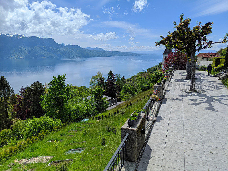 观景点和露台俯瞰日内瓦湖之上的城市Vevey在通往瑞士佩林山的小径的起点