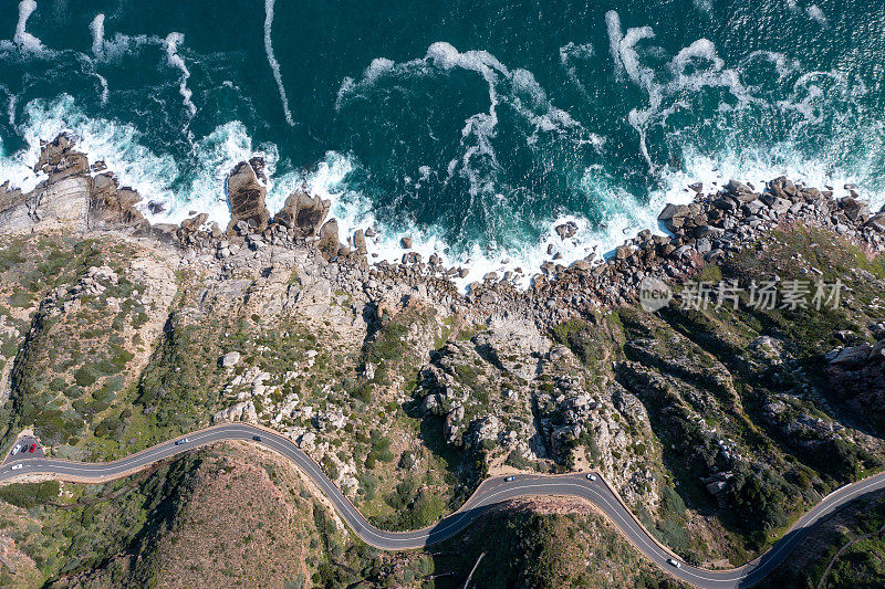 俯瞰海岸线附近的道路