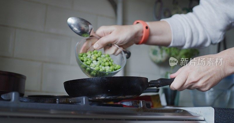 一位女士正在为两个人准备素食早餐。她没有使用任何塑料包装或器皿