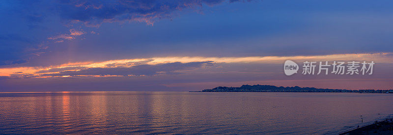 戏剧性的海景在都勒斯海滩的全景