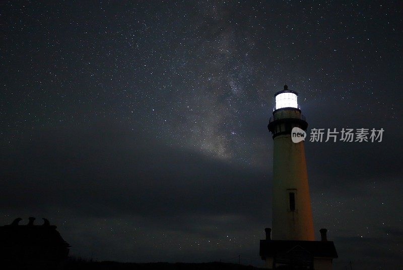 夜晚的鸽子点灯塔