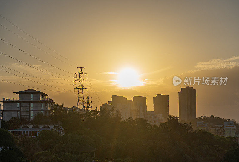 夕阳西下时，山坡上的这座美丽城市显得格外美丽