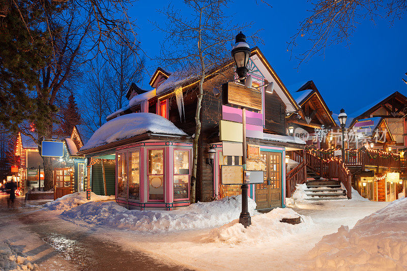 美国科罗拉多州的Breckenridge，冬季夜晚的市中心街道