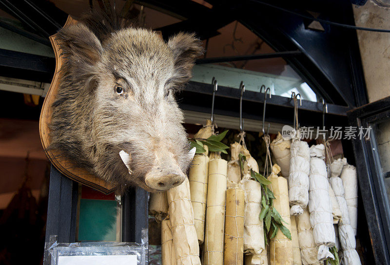 野猪头出现在熟食店。