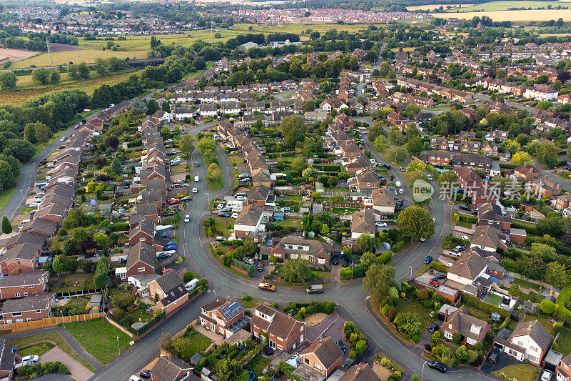 鸟瞰图的英国住宅区域与大型独立房屋