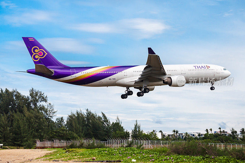 泰国航空公司的客机在机场。飞行旅行日程。航空和飞机。航空运输。全球国际运输。飞和飞行。