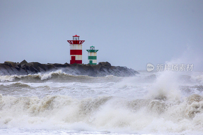 在一个暴风雨的日子里，北海沿岸的斯海弗宁根海滩