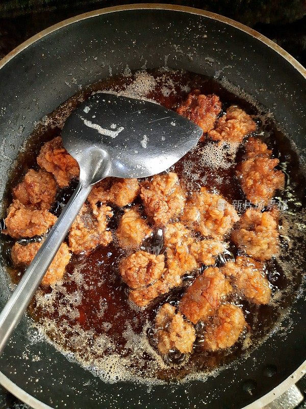 烹饪爆米花鸡在烹饪锅-食物准备。