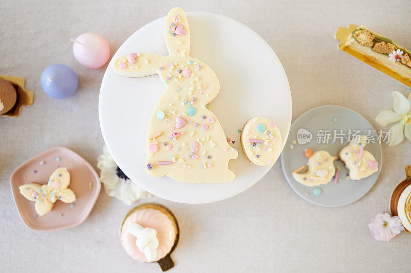 一种复活节蛋糕和复活节纸杯蛋糕，形状像复活节兔子、复活节小鸡和复活节蛋