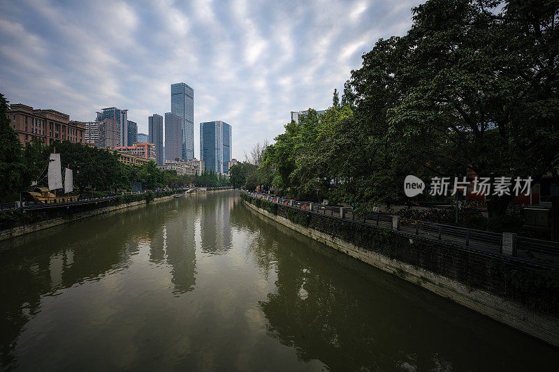 清晨多云天气，成都滨江城市天际线