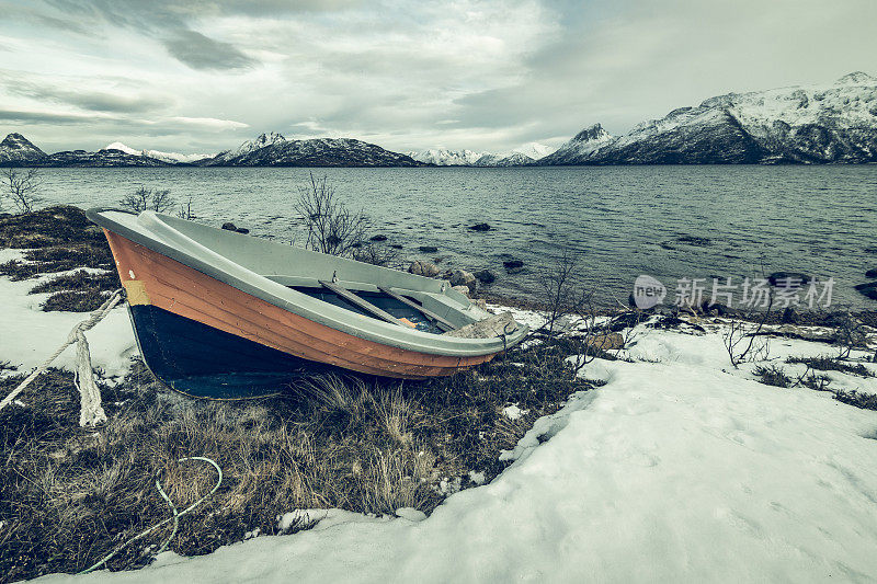 冬天，挪威Vesteralen岛Møklandsfjord岸边的小船