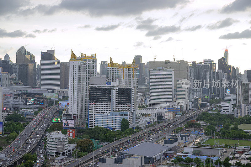 间隔拍摄的城市。高视野，城市天际线，移动的云。