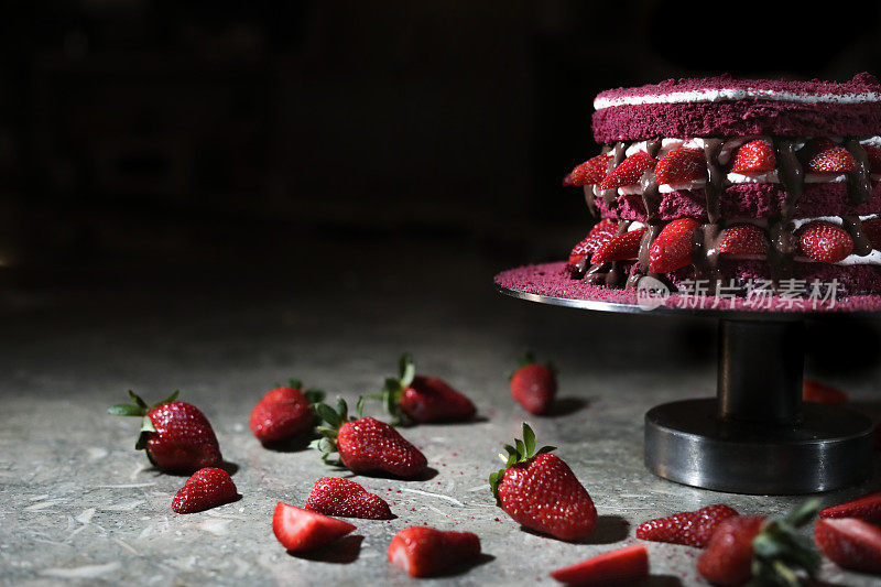 甜点食品，红丝绒蛋糕，草莓和巧克力蛋糕的概念