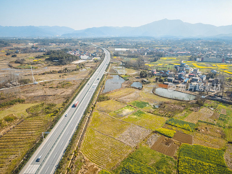 中国美丽的村庄和公路