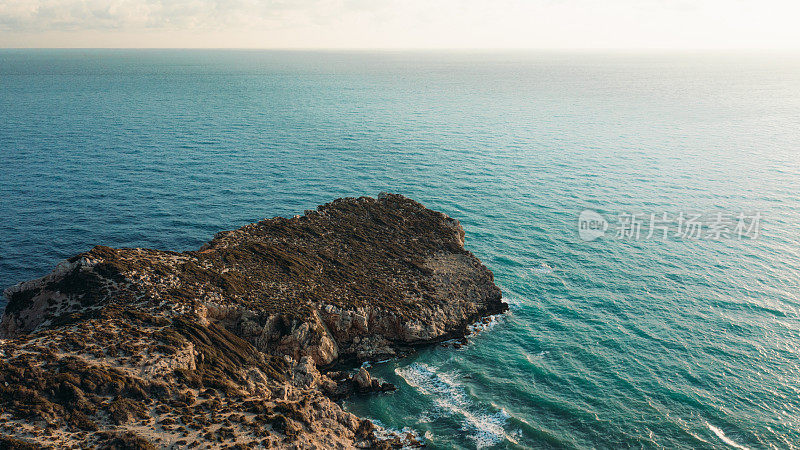 在土耳其帕塔拉，俯瞰大海和悬崖的落日美景