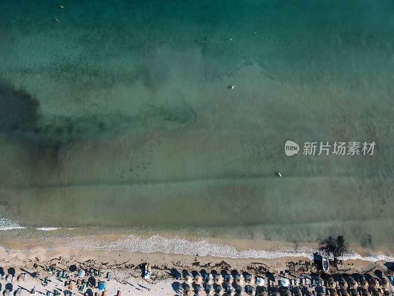 亚得里亚海海岸线的顶部视图附近Orikum，阿尔巴尼亚