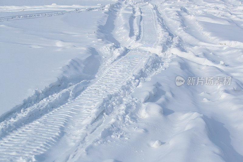 雪地上的汽车痕迹