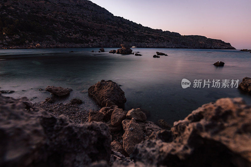 安东尼·奎因湾的海滩和岩石。风景摄影，旅行理念。希腊，罗兹，法伊拉基地区照片。水、海和自然在美丽的地方。