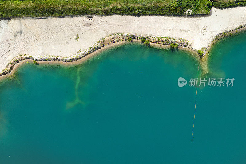 砂石及砂石露天开采，池塘带沉积物-鸟瞰图