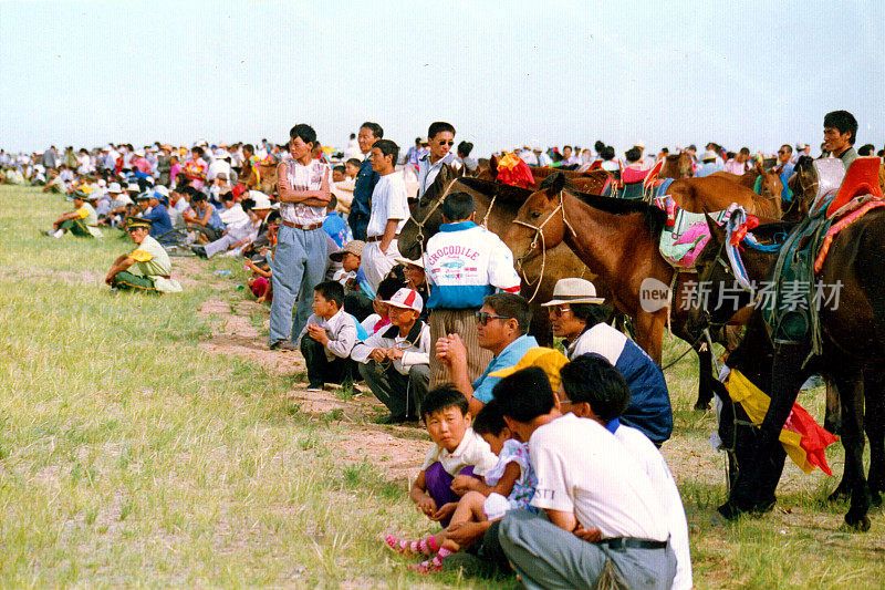 蒙古族传统节日那达慕:人们在赛马