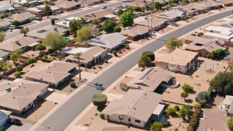 亚利桑那州太阳城住宅的高角度鸟瞰图