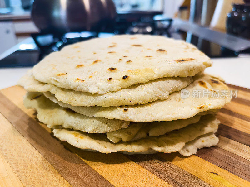 叠自制酵母面粉玉米饼照片系列