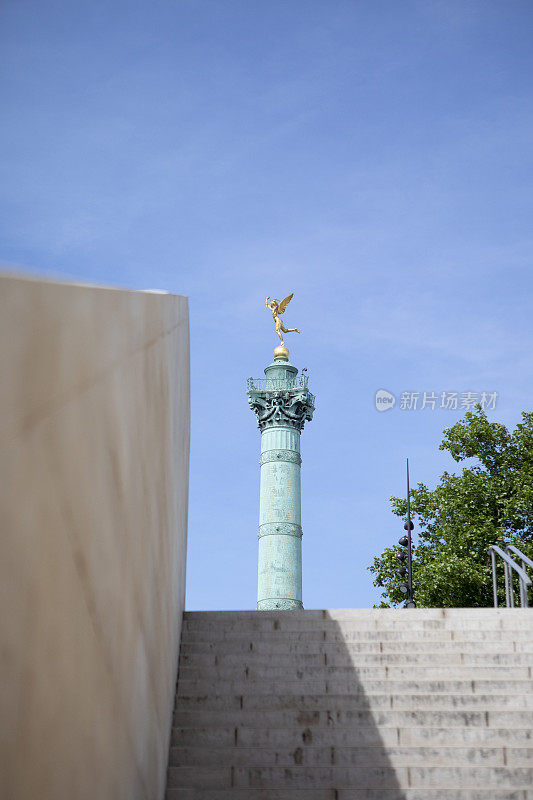 从低角度看，科隆纳德朱利叶纪念碑，前景有一面混凝土墙和台阶