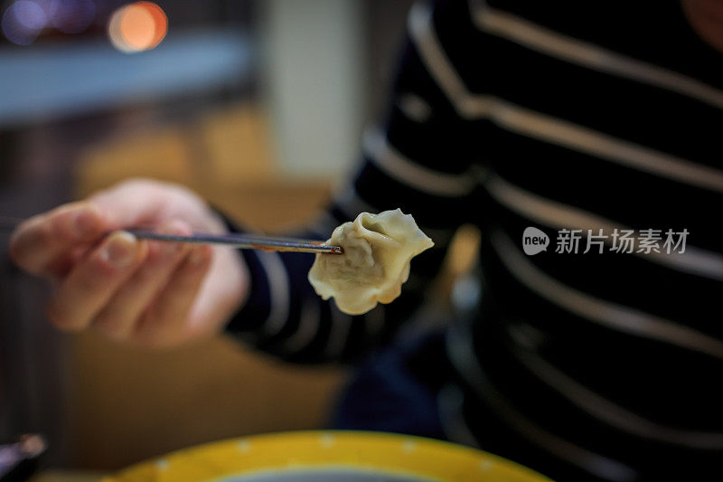 用筷子夹蒸饺