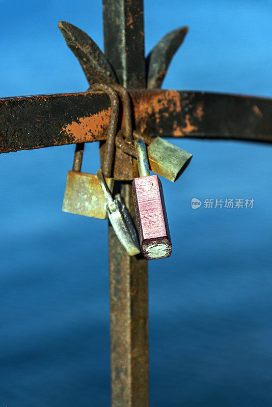 罗德斯岛海边，爱情锁挂在锚上的特写