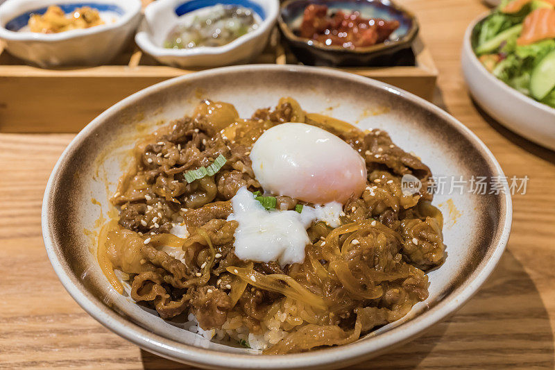 一碗香喷喷的牛肉饭(日本和食)