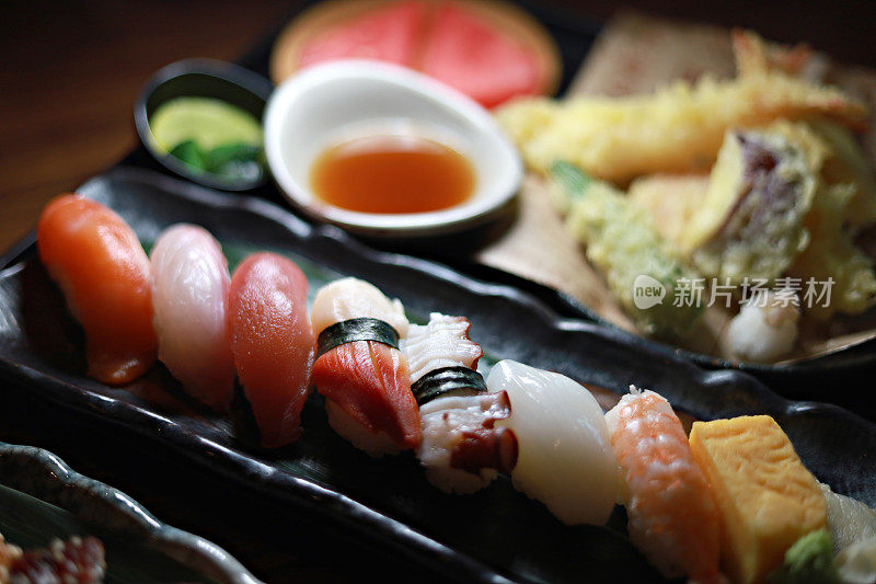 寿司和天妇罗便当盒，日本食物