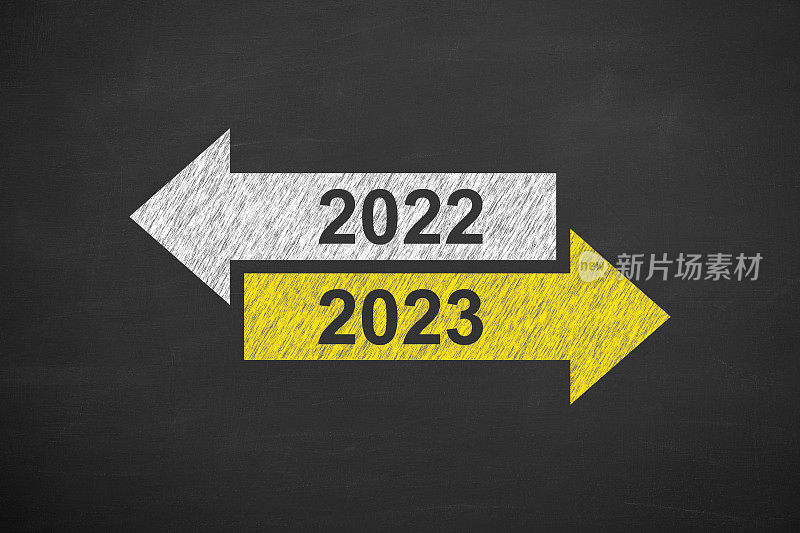 黑板背景上的旧年或2023年新年