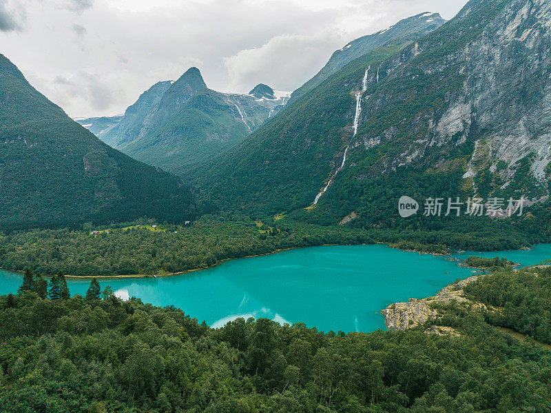 挪威绿松石湖的鸟瞰图