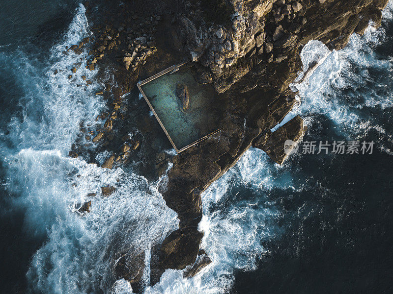 卷曲卷曲海洋岩石池建在悬崖边