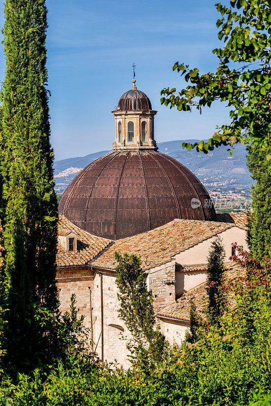 美丽的中世纪圆顶斯波莱托大教堂从翁布里亚的青山中浮现出来