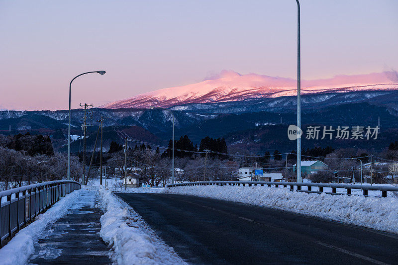 日本北部农村的一座空桥