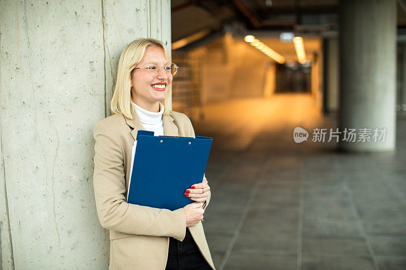 商务女肖像在走廊走廊