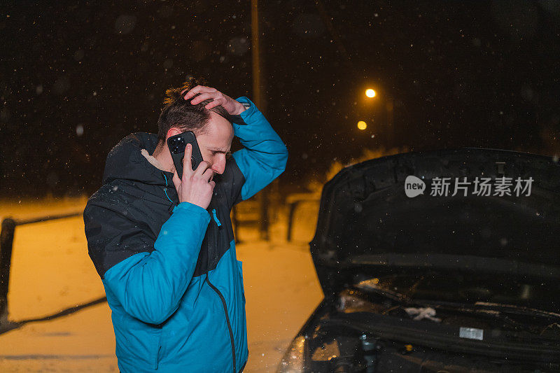 压力大的年轻人打电话求助，因为他的车被困在雪里了