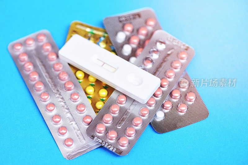 避孕药和怀孕测试蓝色背景-避孕避孕意味着防止怀孕