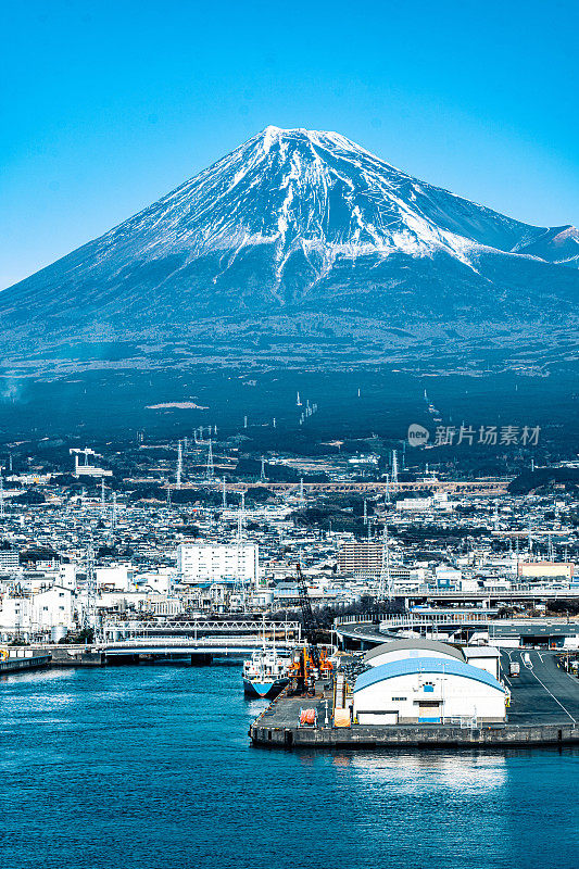 从田谷港看骏河湾工业区和富士山