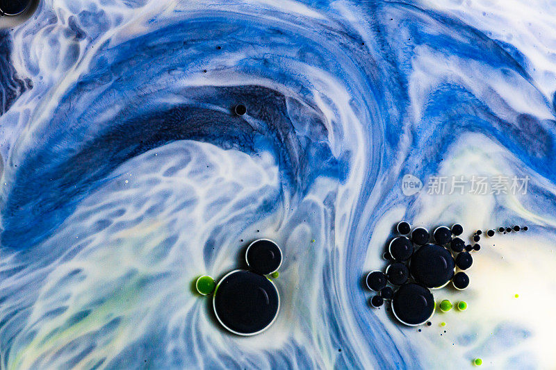 蓝色颜料和油混合的抽象形状