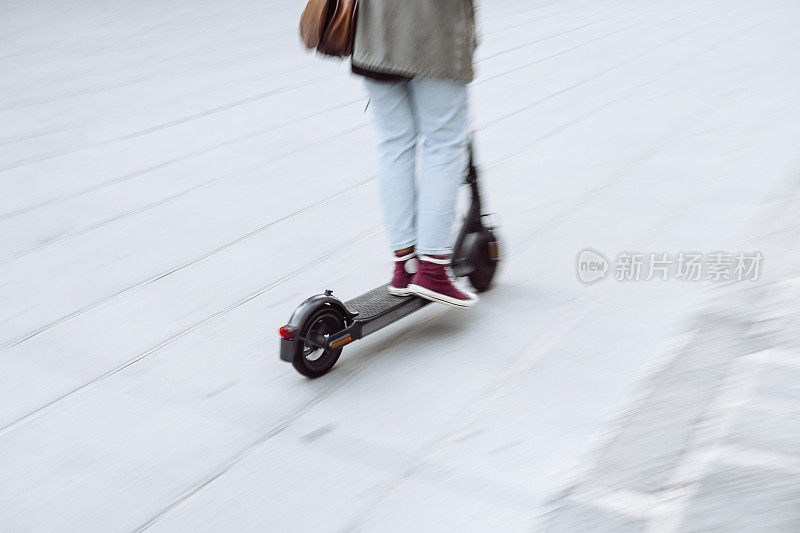 城市里的滑板车