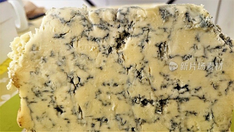 蓝色斯蒂尔顿奶酪。表面结构。