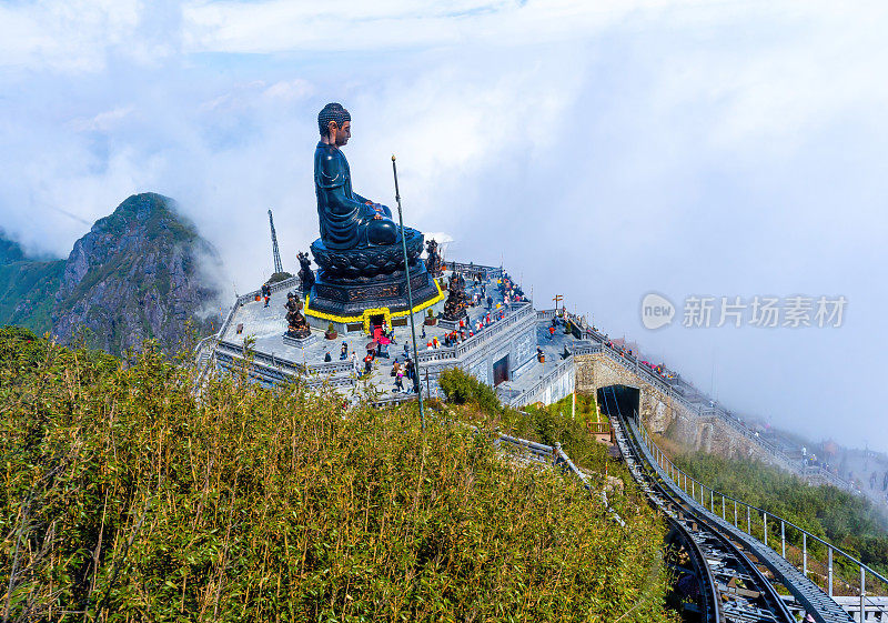 从梵磐山上的美丽风景和一座佛教寺庙。越南老蔡省萨帕。