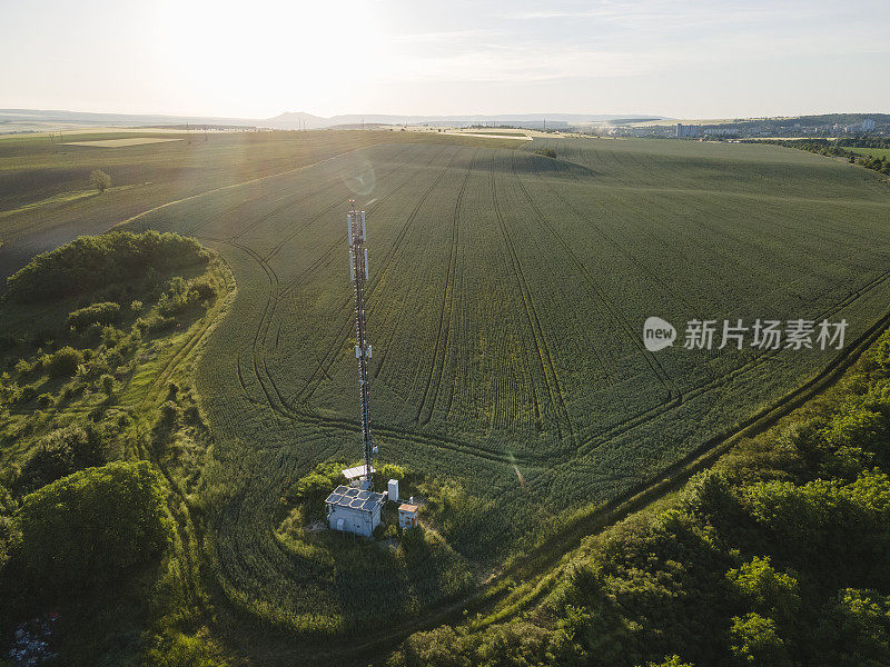 绿色的电信塔架，鸟瞰图。