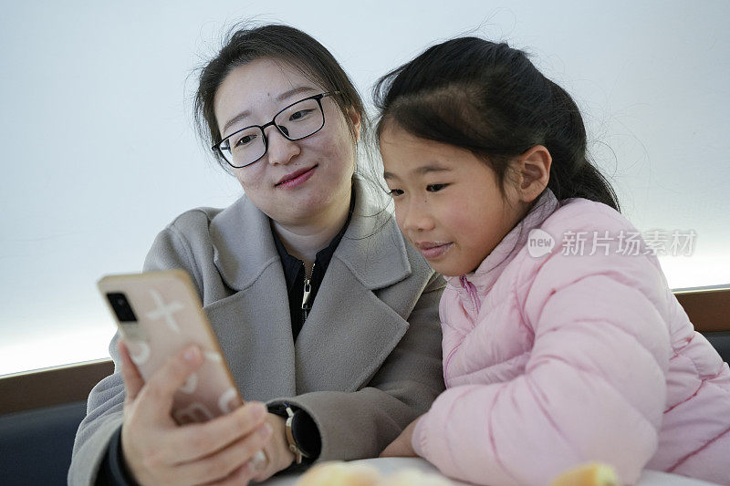 母女俩在甜品店网上下单